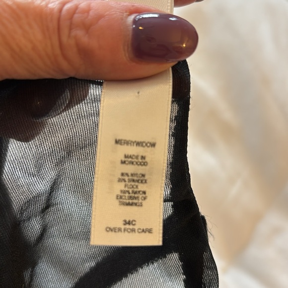 34C-Victoria Secret sexy merrywidow with built in garters. - Picture 3 of 7